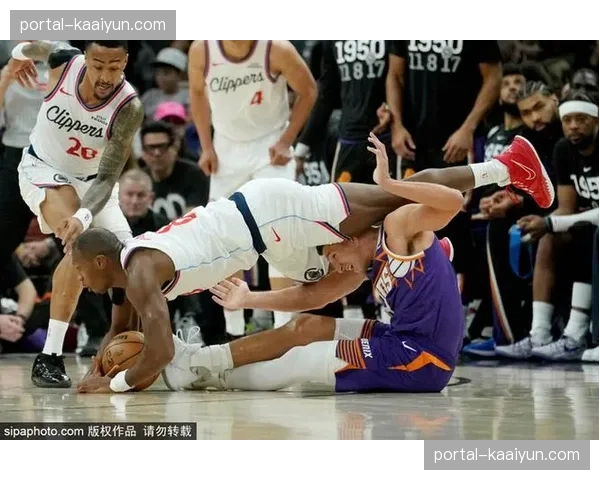 卢指导试验五外阵容 快船进攻空间拉扯寻求突破